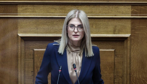 Αυγέρη: Αδιόρθωτος και ψεύτης ο Καραμανλής