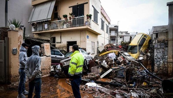 Φόβοι για περισσότερα θύματα στην πολύνεκρη τραγωδία στη Μάνδρα [εικόνες-βίντεο]
