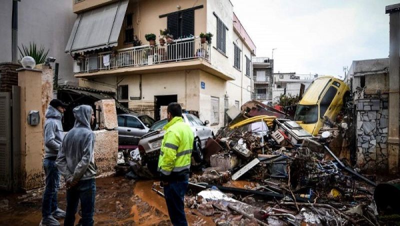 Φόβοι για περισσότερα θύματα στην πολύνεκρη τραγωδία στη Μάνδρα [εικόνες-βίντεο]