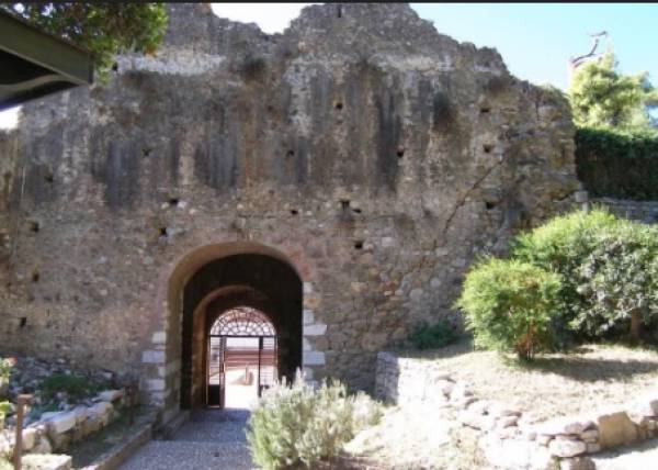 Φωτίζεται και καθίσταται προσβάσιμο σε όλους το Κάστρο Καλαμάτας