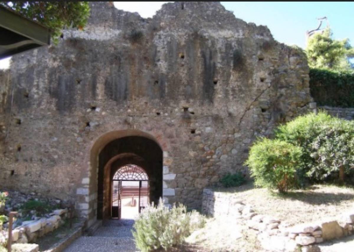 Φωτίζεται και καθίσταται προσβάσιμο σε όλους το Κάστρο Καλαμάτας