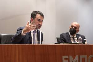 Χαρίτσης: Στήριξη ρευστότητας, ελάφρυνση ΕΦΚ και αποφασιστική ρύθμιση της αγοράς