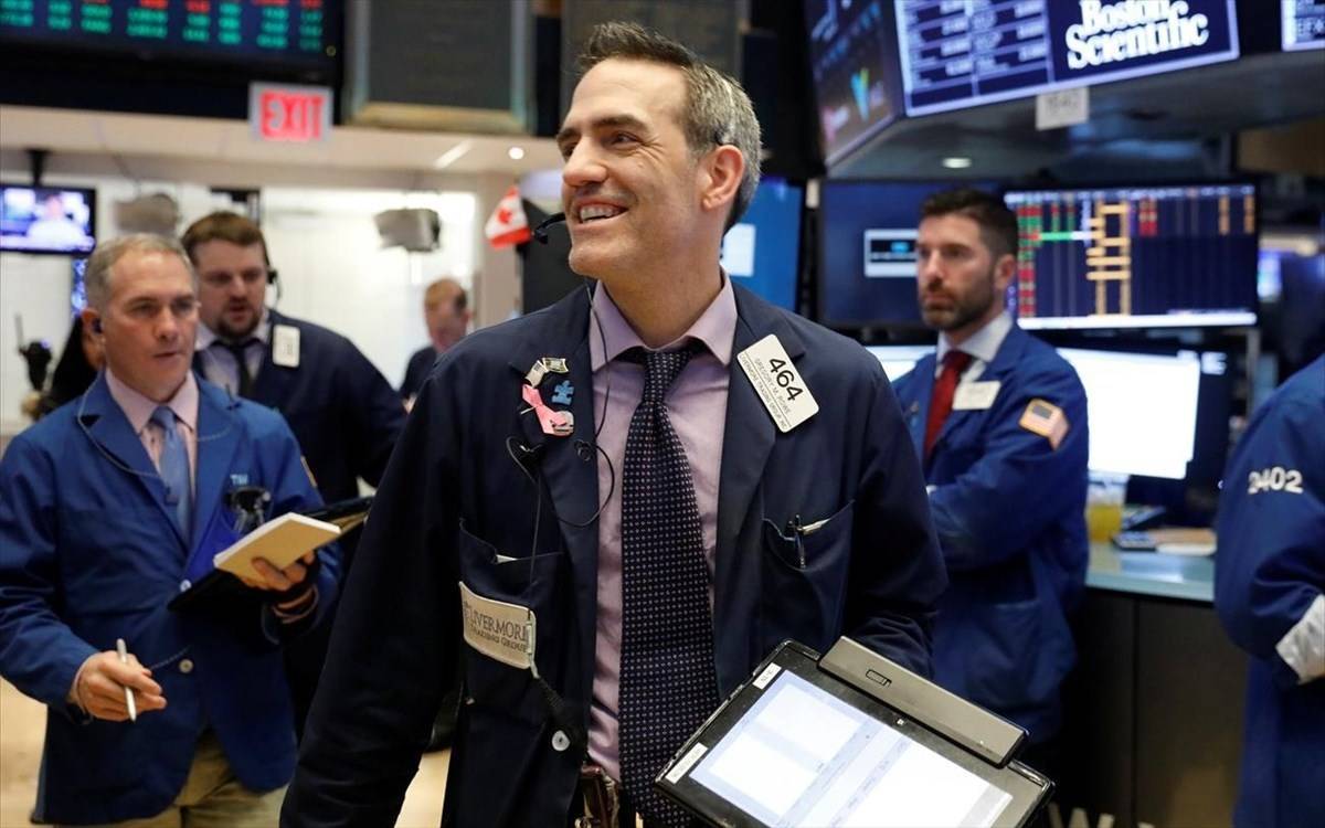 Με το πόδι στο γκάζι η Wall Street