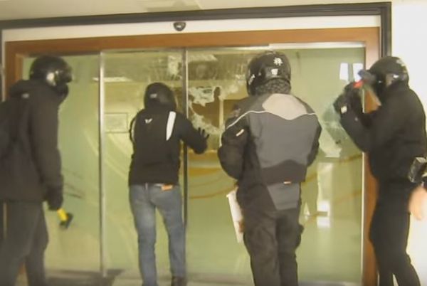 Ρουβίκωνας: Βίντεο-ντοκουμέντο από την επίθεση στα γραφεία του Τειρεσία