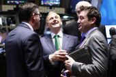 Νέο ρεκόρ για τον Dow, μεγάλη άνοδος στη Wall