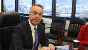 Στο αεροδρόμιο «Νίκος Καζαντζάκης» ο Σταϊκούρας- Συνάντηση εργασίας