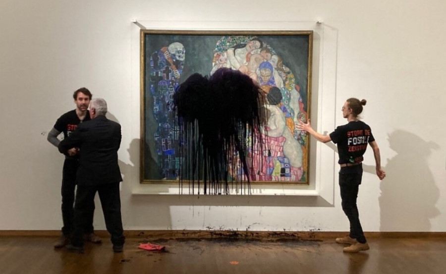Ακτιβιστές πέταξαν μαύρο υγρό σε πίνακα του Κλιμτ