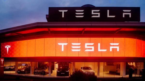Tesla: Αναστέλλει προσωρινά την παραγωγή της σε εργοστάσια στις ΗΠΑ