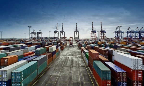 Μεγαλώνει η ψαλίδα ανάμεσα σε εισαγωγές και εξαγωγές το δεκάμηνο