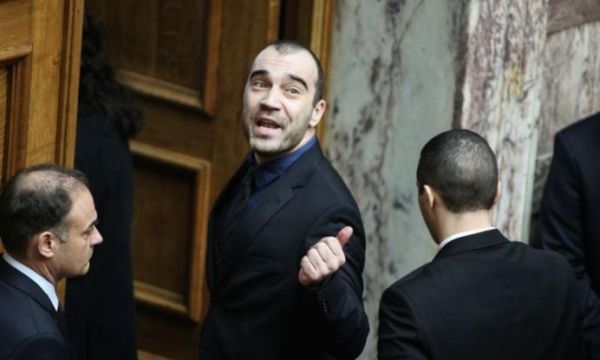 Ο Καρατζαφέρης στην Βουλή... από το παράθυρο