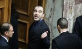 Ο Καρατζαφέρης στην Βουλή... από το παράθυρο