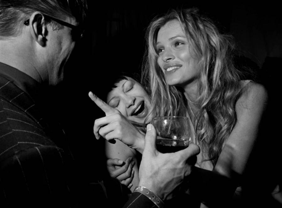 Larry Fink: Ο διάσημος φωτογράφος των πάρτι που υμνεί τη χαρά