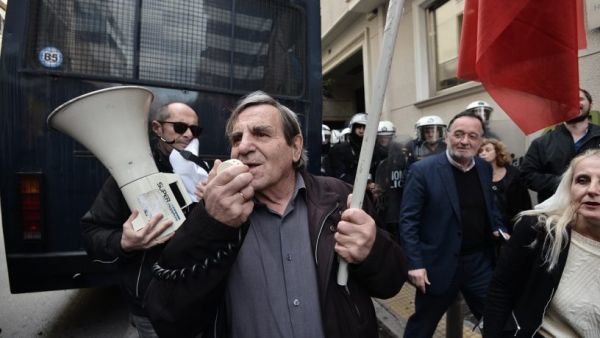 Καθηγητής του Τσίπρα στους δρόμους κατά των πλειστηριασμών: Αλέξη, σταμάτα!