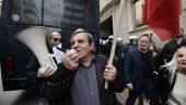 Καθηγητής του Τσίπρα στους δρόμους κατά των πλειστηριασμών: Αλέξη, σταμάτα!