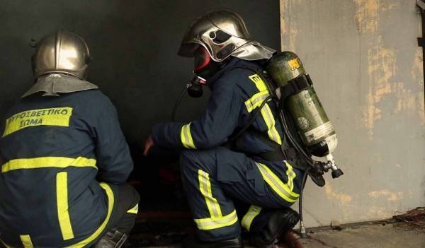 Πυρκαγιά σε χαρτοποιία στο Βέλο Κορινθίας