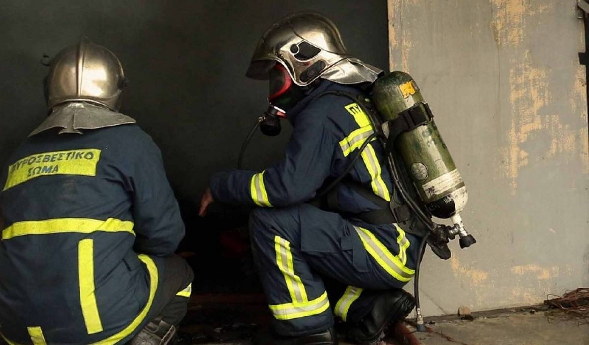 Πυρκαγιά σε χαρτοποιία στο Βέλο Κορινθίας