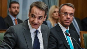 Το «μενού» με τις παροχές που «ζυγίζει» η κυβέρνηση