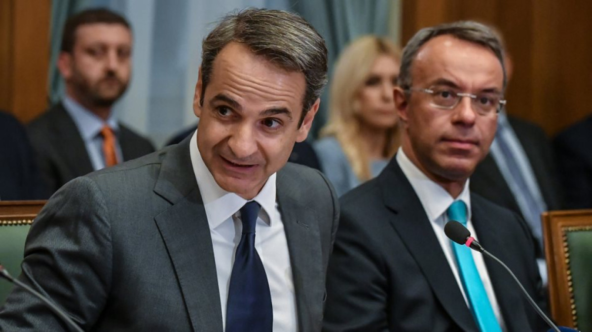 Το «μενού» με τις παροχές που «ζυγίζει» η κυβέρνηση