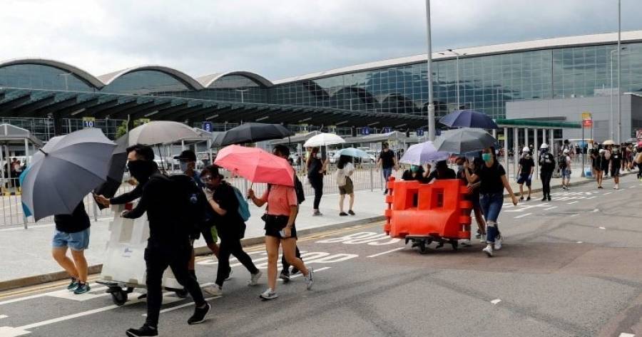 Χονγκ Κονγκ: Διαδηλωτές απέκλεισαν την πρόσβαση προς το διεθνές αεροδρόμιο