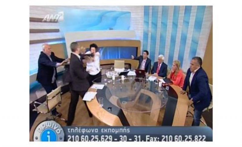Απίστευτη επίθεση Κασιδιάρη της Χρυσής Αυγής κατά Λ. Κανέλλη και Ρ. Δούρου - Δείτε το video
