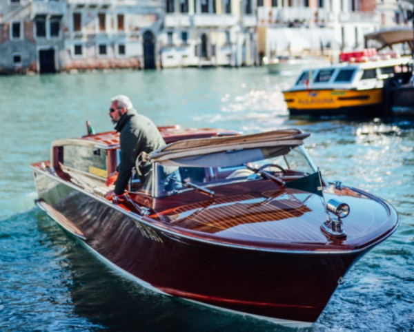 Riva, οι πανέμορφες πλωτές λιμουζίνες της Βενετίας