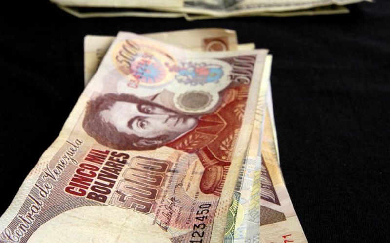 Βενεζουέλα: Μηνιαία βουτιά 60% για το μπολιβάρ