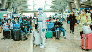ΕΕ: Σύσταση για μάσκα-test 48 ωρών στους ταξιδιώτες από Κίνα