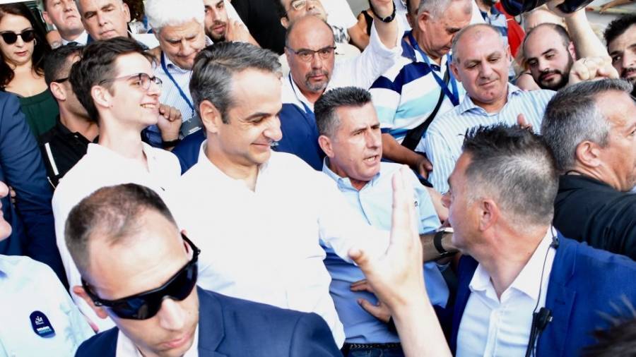 Οι εικόνες από τα εκλογικά τμήματα όπου ψήφισαν Τσίπρας - Μητσοτάκης