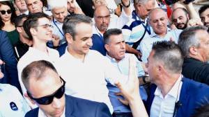 Οι εικόνες από τα εκλογικά τμήματα όπου ψήφισαν Τσίπρας - Μητσοτάκης
