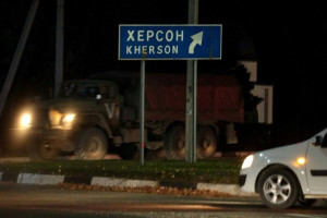 Οι Ρώσοι καλούν τους αμάχους να εγκαταλείψουν τη Χερσώνα
