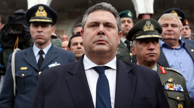 Στεφάνι από ελικόπτερο έριξε ο Π. Καμμένος στα Ίμια
