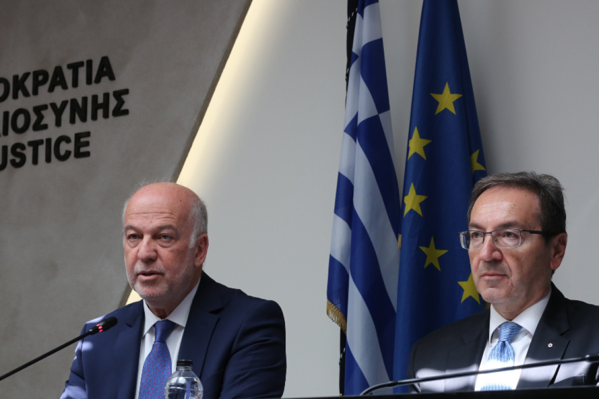 Υπ. Δικαιοσύνης: «Φρένο» στην παρένθετη μητρότητα για ομόφυλα ζευγάρια ανδρών
