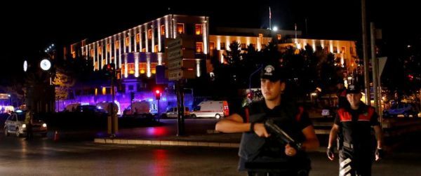 Reuters: Στρατιωτικό ελικόπτερο άνοιξε πυρ στην Άγκυρα