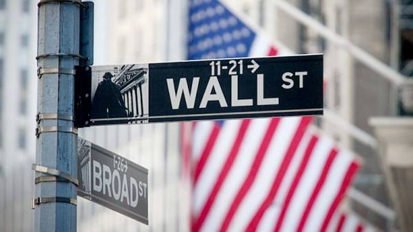Σε πτωτικό τέμπο συνεχίζει η Wall Street