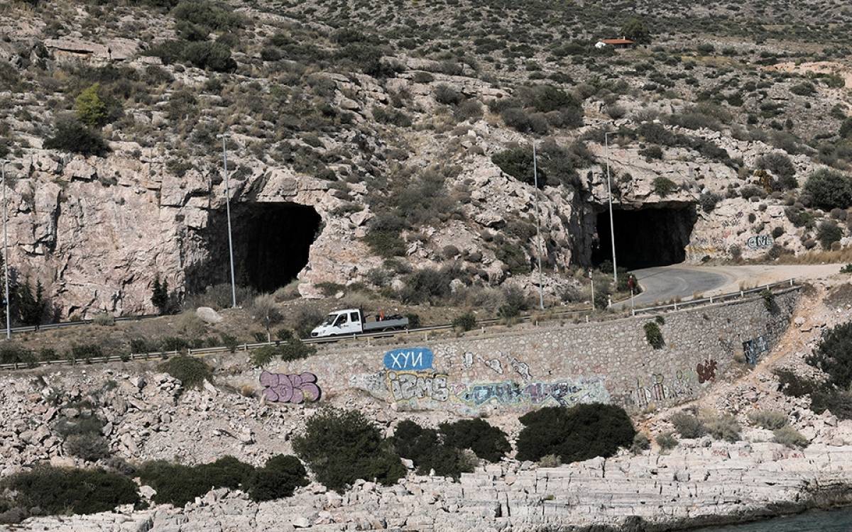 Τρύπες Καραμανλή: Στην κυκλοφορία το ρεύμα με κατεύθυνση προς Σούνιο