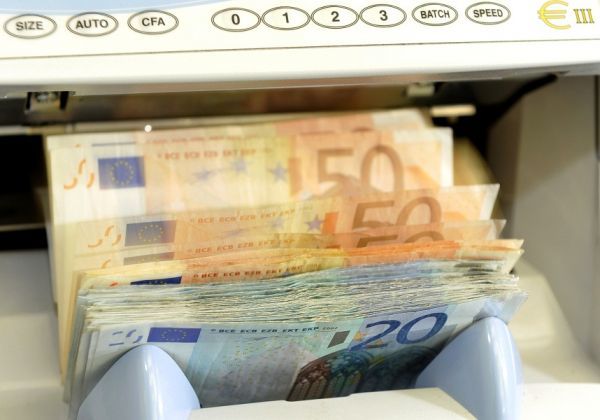 ΥΠΟΙΚ: Ανοιχτό το ενδεχόμενο πληρωμής μικτών μισθών στους εργαζόμενους μέσω τραπεζών