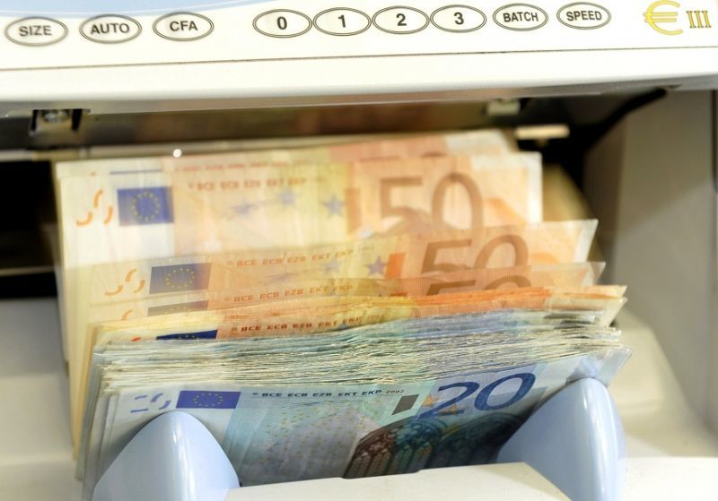 ΥΠΟΙΚ: Ανοιχτό το ενδεχόμενο πληρωμής μικτών μισθών στους εργαζόμενους μέσω τραπεζών
