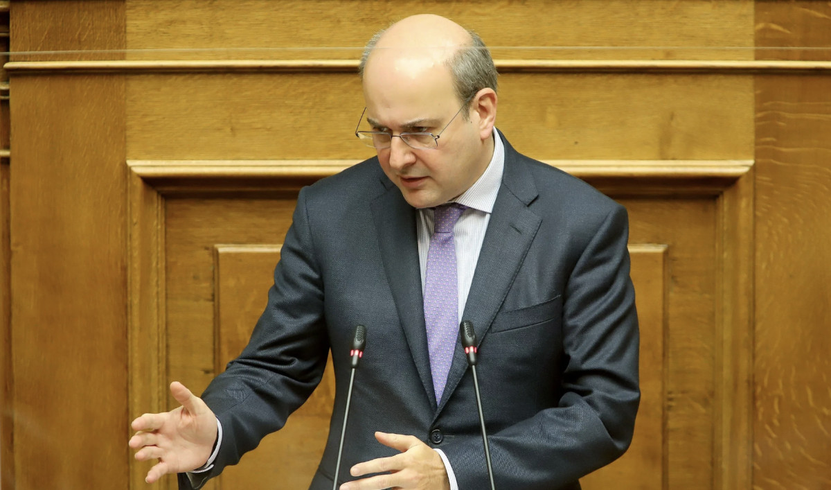 Χατζηδάκης: Προτιμούν κάποιοι το καθεστώς που επικρατούσε πέρυσι στις παραλίες;