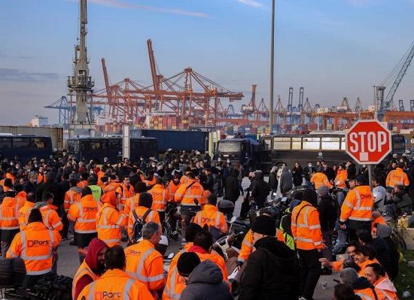 Νέα 24ωρη απεργία στο λιμάνι του Πειραιά