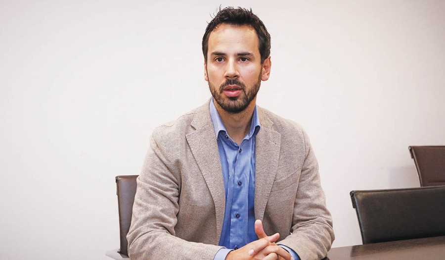 Ρωμανός: Ο Κασσελάκης ομολογεί ότι επί μήνες κορόιδευε τους πολίτες