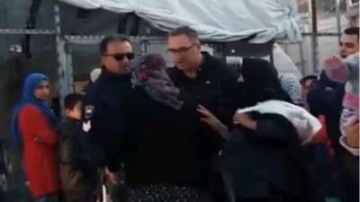 Σάλος με αστυνομικό που βρίζει χυδαία ηλικιωμένη στη Μόρια (βίντεο)