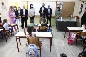 Σε δημοτικό στους Αγίους Αναργύρους ο Μητσοτάκης-Τι είπε στους μαθητές