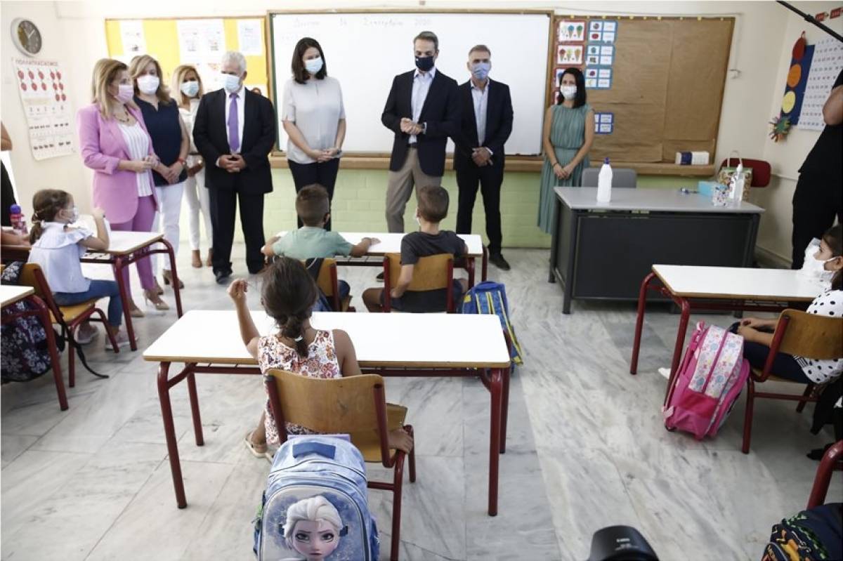Σε δημοτικό στους Αγίους Αναργύρους ο Μητσοτάκης-Τι είπε στους μαθητές