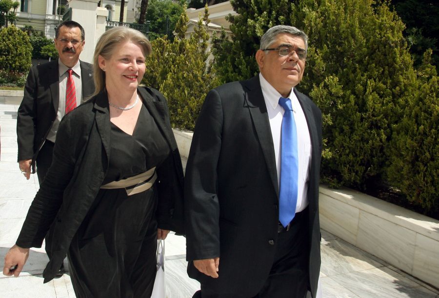 Διορίστηκε μετακλητός υπάλληλος στη Βουλή η γυναίκα του Μιχαλολιάκου!