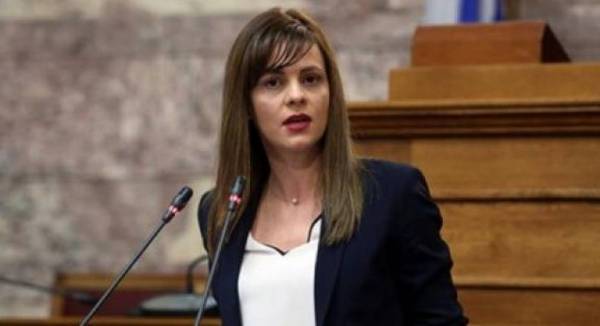 Αχτσιόγλου: Η κυβέρνηση προωθεί έναν μηχανισμό γρήγορων μαζικών απολύσεων