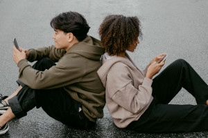 Tο 57% των εκπροσώπων της Gen Z περνά περισσότερο χρόνο online παρά offline