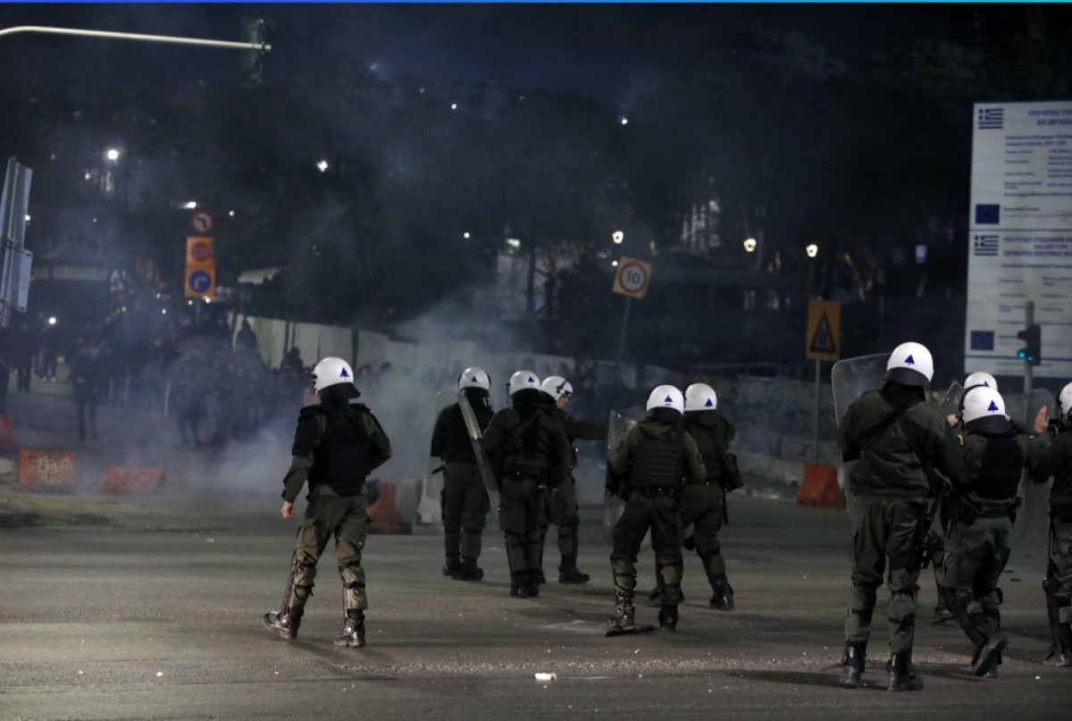 «Νύχτα χάους» γύρω από το ΑΠΘ: Μολότοφ, τραυματίες και πάνω από 300 προσαγωγές