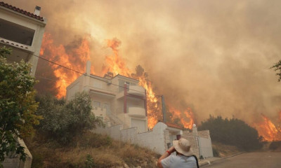 Ανεξέλεγκτη η φωτιά στη Φυλή- Κάηκαν σπίτια
