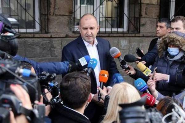 Βουλγαρία: Επανεκλέγεται άνετα στην προεδρία ο Ρούμεν Ράντεφ
