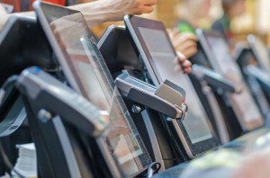 Αντίστροφη μέτρηση για τη διασύνδεση POS - ταμειακών